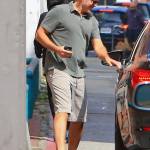 George Clooney, pantaloni corti e mocassini in giro per Beverly Hills FOTO 12