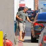 George Clooney, pantaloni corti e mocassini in giro per Beverly Hills FOTO 13