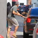 George Clooney, pantaloni corti e mocassini in giro per Beverly Hills FOTO 14