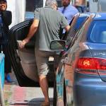 George Clooney, pantaloni corti e mocassini in giro per Beverly Hills FOTO 1