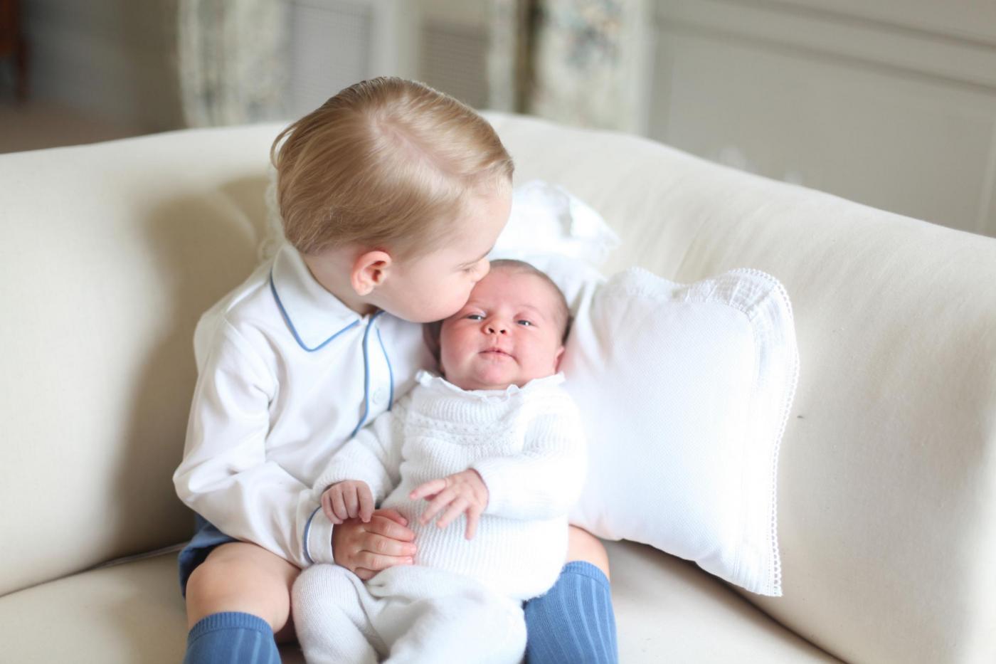 Charlotte e George Windsor: royal baby fotografati insieme per la prima volta