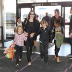 Angelina Jolie e Brad Pitt all'aeroporto con i figli FOTO