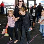 Angelina Jolie e Brad Pitt all'aeroporto con i figli FOTO 8
