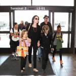 Angelina Jolie e Brad Pitt all'aeroporto con i figli FOTO 11