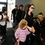 Angelina Jolie e Brad Pitt all'aeroporto con i figli FOTO 12