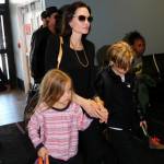 Angelina Jolie e Brad Pitt all'aeroporto con i figli FOTO 13
