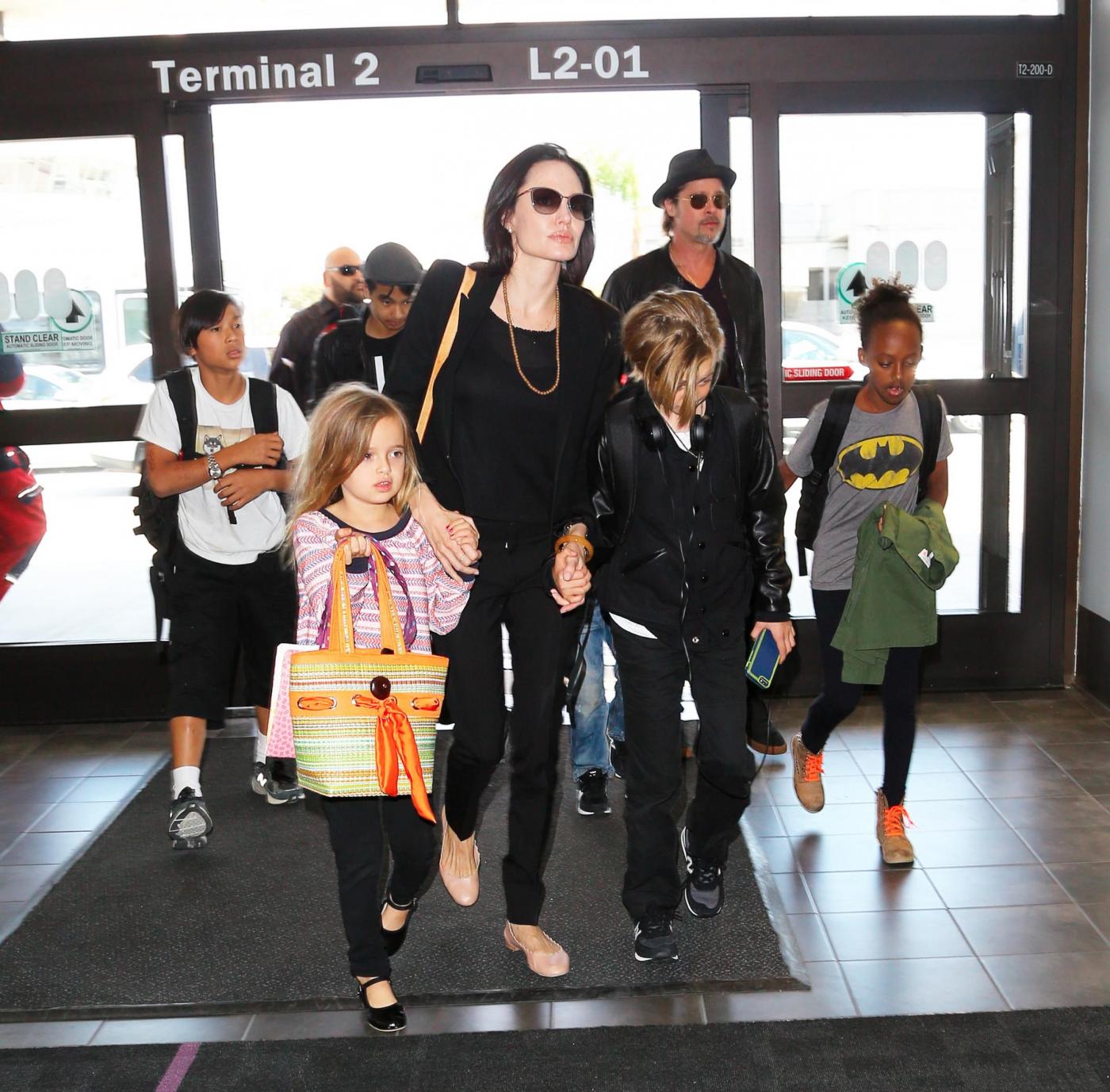 Angelina Jolie e Brad Pitt all'aeroporto con i figli FOTO 18