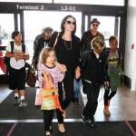 Angelina Jolie e Brad Pitt all'aeroporto con i figli FOTO 19