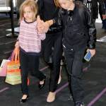 Angelina Jolie e Brad Pitt all'aeroporto con i figli FOTO 20