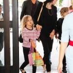 Angelina Jolie e Brad Pitt all'aeroporto con i figli FOTO 21