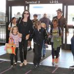 Angelina Jolie e Brad Pitt all'aeroporto con i figli FOTO24