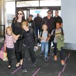 Angelina Jolie e Brad Pitt all'aeroporto con i figli FOTO
