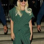 Lady Gaga con un abito verde entra nella sua Rolls Royce a Londra FOTO 10