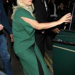 Lady Gaga con un abito verde entra nella sua Rolls Royce a Londra FOTO