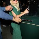 Lady Gaga con un abito verde entra nella sua Rolls Royce a Londra FOTO 1