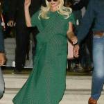 Lady Gaga con un abito verde entra nella sua Rolls Royce a Londra FOTO 7