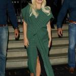 Lady Gaga con un abito verde entra nella sua Rolls Royce a Londra FOTO 8