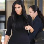 Kim Kardashian, sexy look premaman: abito nero aderente e tacchi FOTO