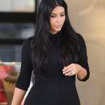 Kim Kardashian, sexy look premaman: abito nero aderente e tacchi FOTO 1