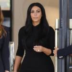 Kim Kardashian, sexy look premaman: abito nero aderente e tacchi FOTO 3