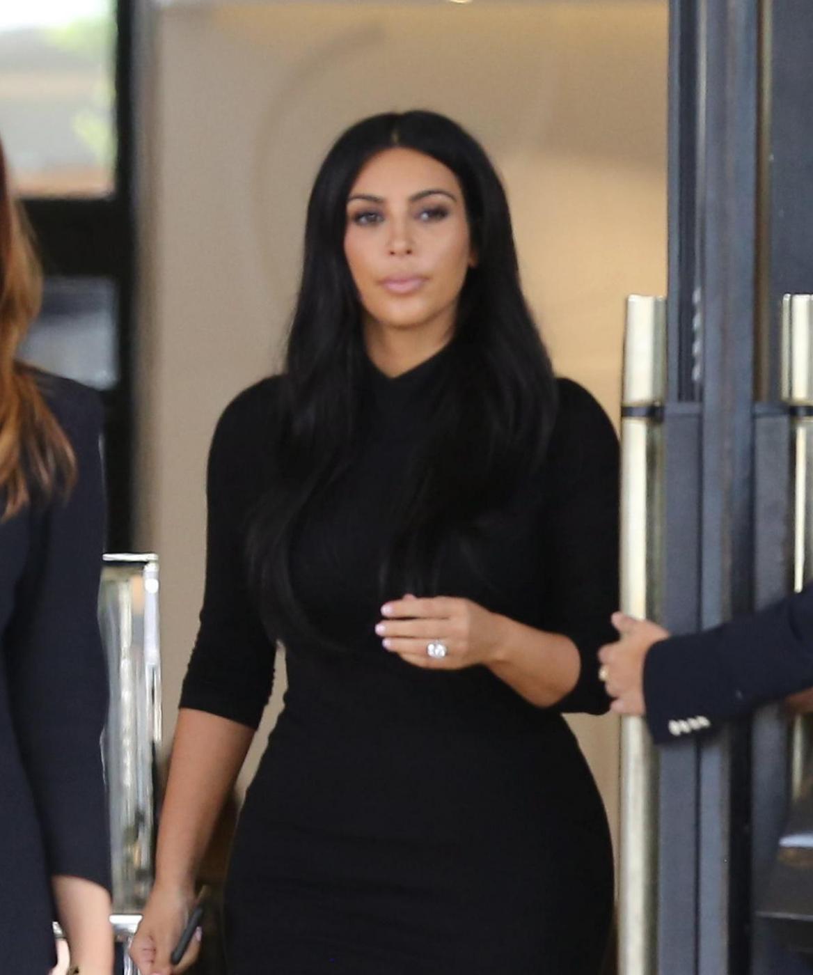 Kim Kardashian, sexy look premaman: abito nero aderente e tacchi FOTO 3