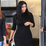 Kim Kardashian, sexy look premaman: abito nero aderente e tacchi FOTO 5