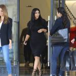 Kim Kardashian, sexy look premaman: abito nero aderente e tacchi FOTO 6