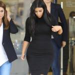 Kim Kardashian, sexy look premaman: abito nero aderente e tacchi FOTO 7