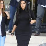 Kim Kardashian, sexy look premaman: abito nero aderente e tacchi FOTO 9