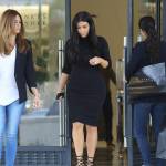 Kim Kardashian, sexy look premaman: abito nero aderente e tacchi FOTO 10
