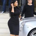 Kim Kardashian, sexy look premaman: abito nero aderente e tacchi FOTO 11