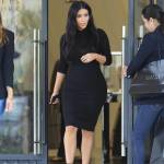 Kim Kardashian, sexy look premaman: abito nero aderente e tacchi FOTO 13
