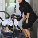 Kim Kardashian, sexy look premaman: abito nero aderente e tacchi FOTO 15