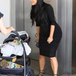 Kim Kardashian, sexy look premaman: abito nero aderente e tacchi FOTO 16
