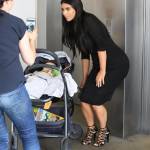 Kim Kardashian, sexy look premaman: abito nero aderente e tacchi FOTO 17