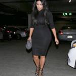 Kim Kardashian, sexy look premaman: abito nero aderente e tacchi FOTO 20