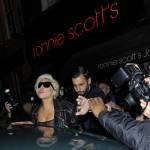 Lady Gaga, calze rotte e body trasparente in giro per Londra FOTO 3