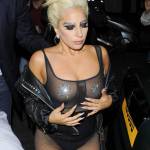 Lady Gaga, calze rotte e body trasparente in giro per Londra FOTO 4