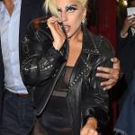Lady Gaga, calze rotte e body trasparente in giro per Londra FOTO 8