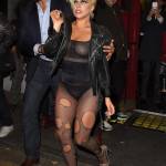 Lady Gaga, calze rotte e body trasparente in giro per Londra FOTO 11