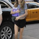 Cara Delevingne in minishorts a New York FOTO
