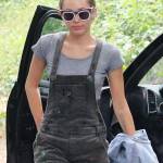 Miley Cyrus salopette e fuoristrada in giro per Los Angeles FOTO