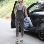 Miley Cyrus salopette e fuoristrada in giro per Los Angeles FOTO1