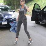 Miley Cyrus salopette e fuoristrada in giro per Los Angeles FOTO 4