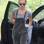 Miley Cyrus salopette e fuoristrada in giro per Los Angeles FOTO 6