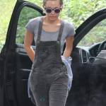 Miley Cyrus salopette e fuoristrada in giro per Los Angeles FOTO 7
