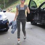 Miley Cyrus salopette e fuoristrada in giro per Los Angeles FOTO 8