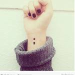 Tatuaggio col punto e virgola per aiutare chi soffre di ansia e depressione