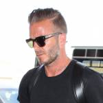 David Beckham comodo e in total black: il manuale di stile dell'ex calciatore7