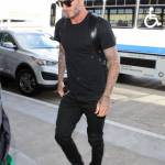 David Beckham comodo e in total black: il manuale di stile dell'ex calciatore6